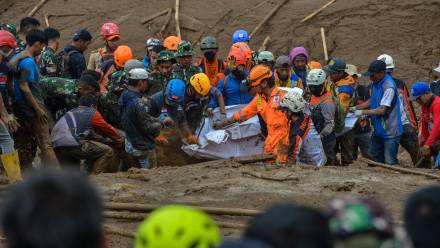 Ratownicy na miejscu osuwiska na wyspie Jawa. Fot. PAP/EPA/KHAIRIZAL MARIS
