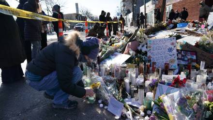 Kwiaty i znicze w miejscu zastrzelenia Alexa Prettiego, fot. PAP/EPA/CRAIG LASSIG