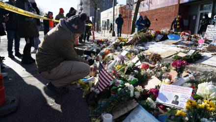 Kwiaty i znicze w miejscu zabójstwa mężczyzny, fot. PAP/EPA/CRAIG LASSIG