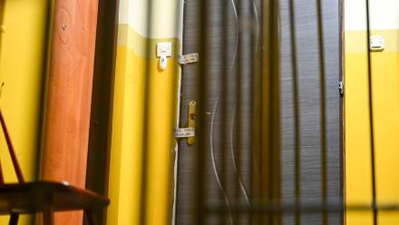 Drzwi mieszkania w Ustce, w którym doszło do zabójstwa, fot. PAP/Piotr Kowala