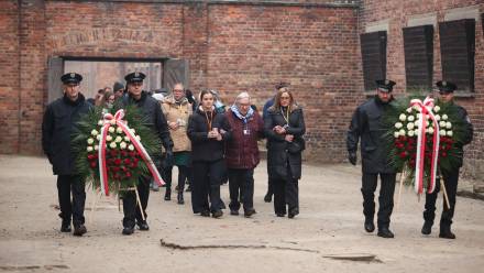 Uroczystość złożenia kwiatów z udz. byłych więźniów obozu przed Ścianą Śmierci na terenie byłego obozu Auschwitz w Oświęcimiu w Międzynarodowym Dniu Pamięci o Ofiarach Holokaustu. Fot. PAP/Jarek Praszkiewicz