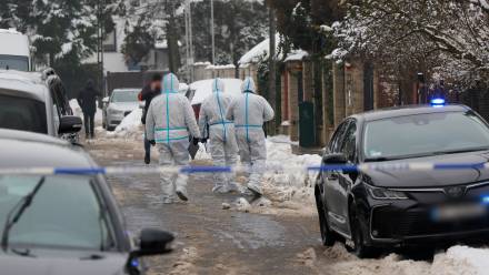 Policja w okolicy domu na warszawskim Targówku, w którym odnaleziono zwłoki dwóch osób, fot. PAP/Paweł Supernak