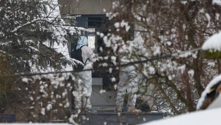 Służby przed domem na warszawskim Targówku, w którym odnaleziono zwłoki dwóch osób, fot. PAP/Paweł Supernak