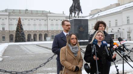 Przewodnicząca Koła Poselskiego Razem Marcelina Zawisza (2L), współprzewodnicząca partii Razem Aleksandra Owca (2P), rzecznik prasowy partii Razem Mateusz Merta (P) oraz członek Zarzadu Krajowego Partii Razem, rzecznik prasowy okręgu Razem Mazowsze Chrystian Talik (L) przed Pałacem Prezydenckim w Warszawie. Fot. PAP/Rafał Guz