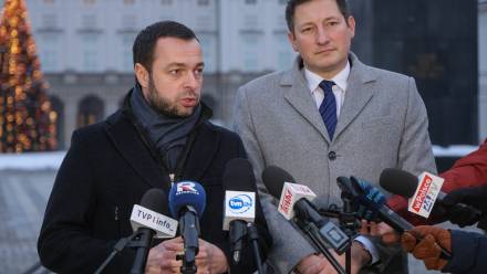 Wiceprzewodniczący KP Polska 2050 Bartosz Romowicz (L) oraz sekretarz klubu Kamil Wnuk (P) podczas konferencji prasowej przed Pałacem Prezydenckim po spotkaniu z prezydentem Karolem Nawrockim. Fot. PAP/Rafał Guz