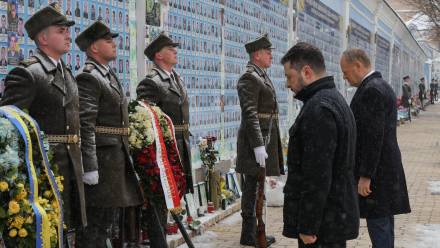 Premier RP Donald Tusk oraz prezydent Ukrainy Wołodymyr Zełenski (2P) podczas złożenia kwiatów przed Ścianą Pamięci Poległych za Ukrainę w Kijowie Fot. PAP/Paweł Supernak