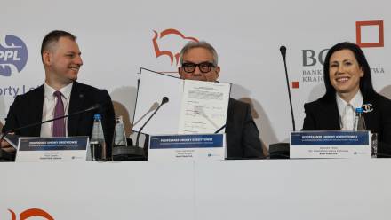 Prezes PPL Łukasz Chaberski (L), prezes PKO S.A. Cezary Stypułkowski (C) oraz dyrektorka Departamentu Sektora Publicznego PKO S.A. Agnieszka Pietkun (P) podczas podpisania umowy. Fot. PAP/Albert Zawada