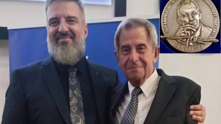 Profesorowie Fryderyk i Andrzej Zollowie oraz Medal Misji Jana Karskiego.&nbsp;Foto: Archiwum Towarzystwa Jana Karskiego