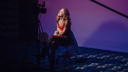 Helena Urbańska podczas próby medialnej spektaklu „Zaklinanie węży w gorące wieczory”. Źródło: Facebook/Teatr Dramatyczny. Fot. Karolina Jóźwiak