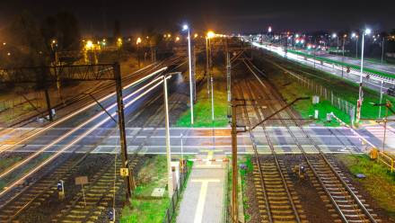 17-latek wyszedł na peron, by pomóc osobie poruszającej się na wózku inwalidzkim. Fot. Adobe Stock/MaciasPhoto