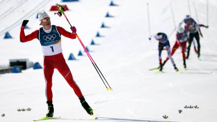 Norweg Johannes Hoesflot Klaebo zwycięża w biegu narciarskim na dystansie 10 km i 10 km mężczyzn podczas Zimowych Igrzysk Olimpijskich 2026. Fot. EPA/HANNIBAL HANSCHKE
