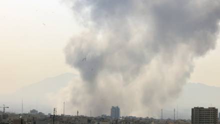 Dym nad Teheranem. Fot. PAP/EPA/ABEDIN TAHERKENAREH