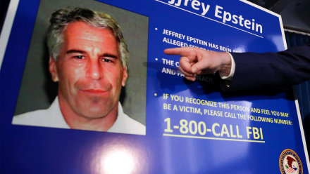 Plansza informująca o procesie USA vs Jeffrey Epstein. Zdj. Ilustracyjne. Fot. PAP/ EPA/JASON SZENES