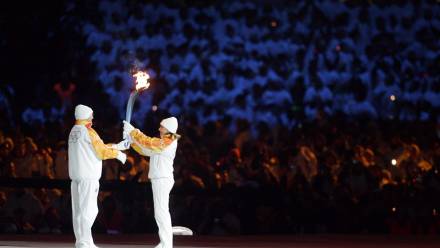 Alberto Tomba i Deborah Compagnoni podczas Zimowych Igrzysk w Turynie w 2006 roku Fot. PAP/BARTŁOMIEJ ZBOROWSKI