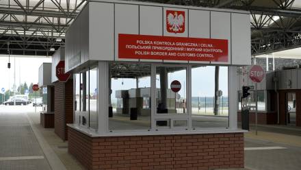 funkcjonariusze Straży Granicznej odnaleźli nieuzbrojony granat u jednego z podróżujących. Fot. PAP/	Darek Delmanowicz