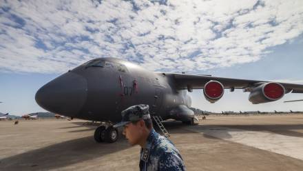 Chiński samolot transportowy Y-20. Fot. PAP/EPA/	ALEKSANDAR PLAVEVSKI