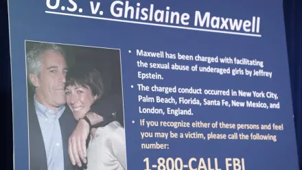 Plansze informujące o procesie USA vs. Ghislaine Maxwell. Zdj. Ilustracyjne. Fot. PAP/EPA/JASON SZENES