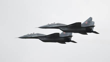 Przelot samolotu MiG-29 Sił Powietrznych RP. Fot. PAP/Adam Warżawa