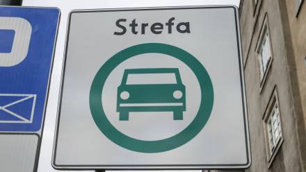 Znak drogowy informujący o strefie czystego transportu, zdjęcie ilustracyjne, fot. PAP/Albert Zawada