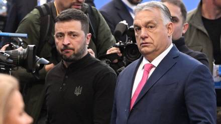 Wołodymyr Zełenski i Viktor Orban Fot. PAP/EPA/SZILARD KOSZTICSAK