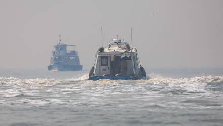 Łódź motorowa, zdjęcie ilustracyjne. Fot. PAP/EPA/DIVYAKANT SOLANKI Dostawca: PAP/EPA.