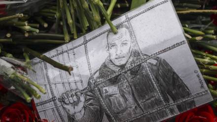 Portret i kwiaty złożone na grobie Nawalnego Fot. PAP/EPA/MAXIM SHIPENKOV