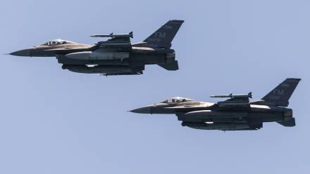 Amerykańskie myśliwce F-16. Fot. PAP/EPA/CRISTOBAL HERRERA-ULASHKEVICH