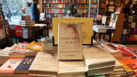 Książka „Nobody's Girl: A Memoir of Surviving Abuse and Fighting for Justice”. Fot. PAP/EPA/ANDY RAIN