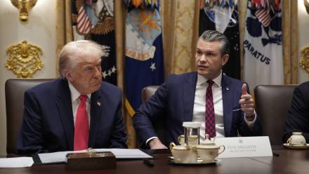 Prezydent USA Donald Trump i szef Pentagonu Pete Hegseth. Fot. PAP/EPA/YURI GRIPAS / POOL