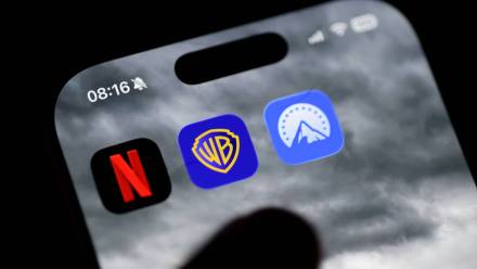 Logo Netflixa, Warner Bros. i Paramount na ekranie smartfona, fot. PAP/EPA/HANNIBAL HANSCHKE