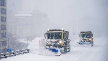 Pługi śnieżne na ulicach Nowego Jorku. Fot. PAP/EPA/OLGA FEDOROVA