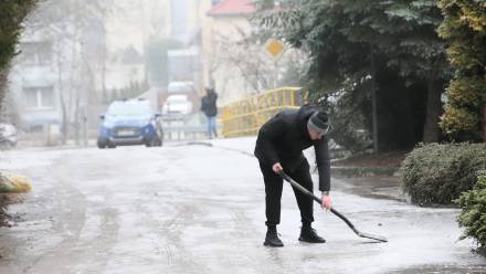 Oblodzona ulica Fot. PAP/Lech Muszyński