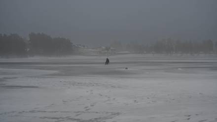 Zamarznięte jezioro Białe Fot. PAP/Wojtek Jargiło