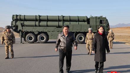 Kim Dzong Un i jego córka Kim Ju Ae, fot. PAP/EPA/KCNA