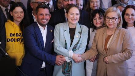 Nowa przewodnicząca Polski 2050 Katarzyna Pełczyńska-Nałęcz (C), minister klimatu i środowiska Paulina Henning-Kloska (C-P) oraz przewodniczący KP Polski 2050 Paweł Śliz (C-L), fot. PAP/Rafał Guz