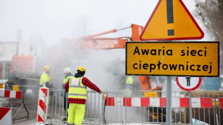 Miejsce awarii sieci ciepłowniczej na warszawskich Włochach, fot. PAP/Leszek Szymański 