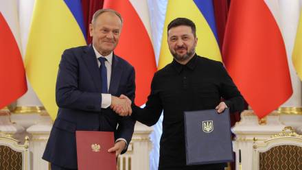 Premier Donald Tusk oraz prezydent Ukrainy Wołodymyr Zełenski (P) po podpisaniu listu intencyjnego o wspólnym budowaniu bezpieczeństwa w Pałacu Maryjskim w Kijowie Fot. PAP/Paweł Supernak