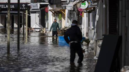 Zalane ulice w Setubal w Portugalii Fot. PAP/EPA/JOSE SENA GOULAO