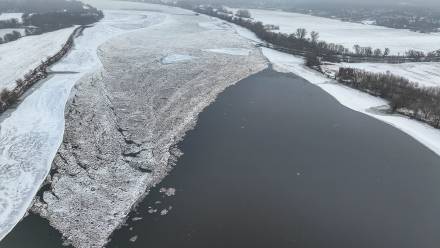 Zator lodowy na Wiśle przy ujściu rzeki Drwęcy w Toruniu Fot. PAP/Tomasz Więcławski