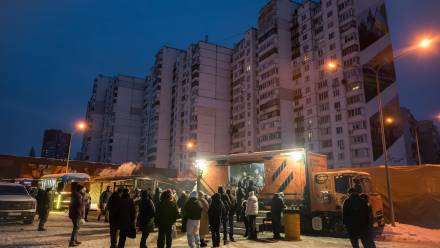 Ciepłe posiłki dla mieszkańców Kijowa Fot. PAP/Vladyslav Musiienko