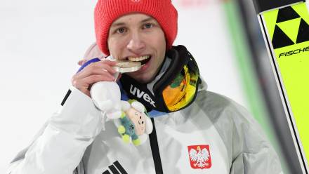  Kacper Tomasiak na podium po zdobyciu srebrnego medalu, fot. PAP/Grzegorz Momot