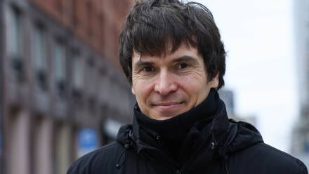 Prof. Dariusz Jemielniak przed siedzibą Polskiej Agencji Prasowej w Warszawie. Fot. PAP/Albert Zawada