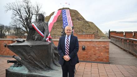 Ambasador Stanów Zjednoczonych w Polsce Thomas Rose podczas uroczystości odsłonięcia na Kopcu Kościuszki w Krakowie. Fot. PAP/Art Service