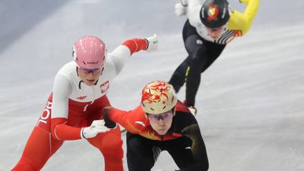 Od prawej: Belgijka Hanne Desmet, Chinka Fan Kexin i Polka Natalia Maliszewska, w biegu ćwierćfinałowym na 500 m w short tracku. Fot. PAP/Grzegorz Momot