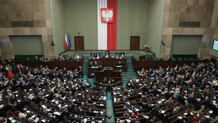 Sejm uchwalił ustawę wdrażającą unijny program dozbrajania SAFE. Fot. PAP/Tomasz Gzell