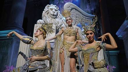 Artyści podczas performansu z okazji karnawału w Wenecji Fot. PAP/EPA/ANDREA MEROLA