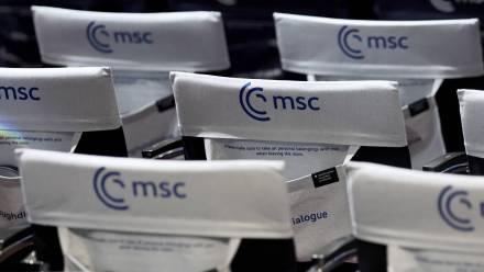 Krzesła przygotowane na Monachijską Konferencję Bezpieczeństwa Fot. PAP/EPA/RONALD WITTEK