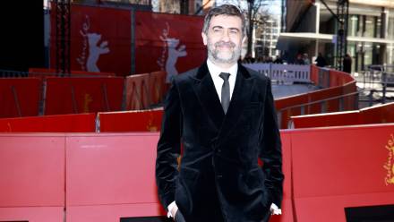 Turecki reżyser Emin Alper uczestniczy w pokazie filmu „Salvation” podczas 76. Międzynarodowego Festiwalu Filmowego w Berlinie w Niemczech. Fot. PAP/EPA/CLEMENS BILAN