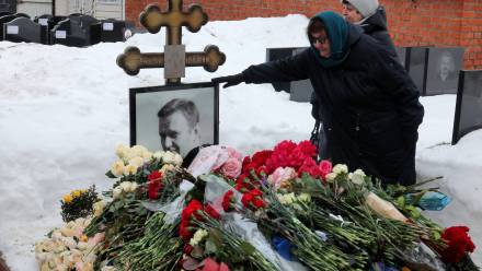 Ludmiła Nawalna przy grobie syna Fot. PAP/EPA/MAXIM SHIPENKOV