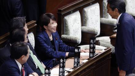 Sanae Takaichi w japońskim parlamencie, fot. PAP/EPA/FRANCK ROBICHON